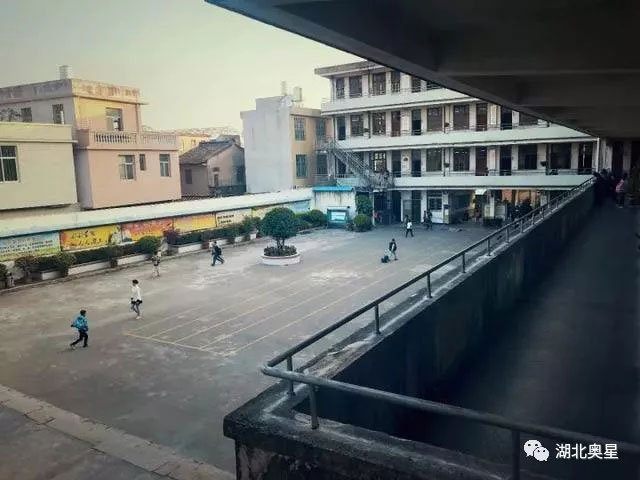 用爱浇灌祖国的花朵,我们一直都在！