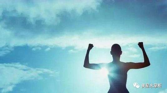 年前疫情反扑，多喝水是预防新冠病毒的最好方式之一！