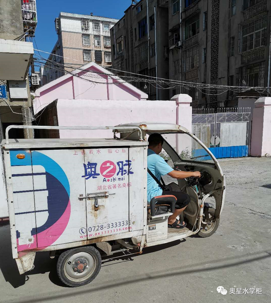 「奋斗在炎夏」用肩膀扛起生活的送水工