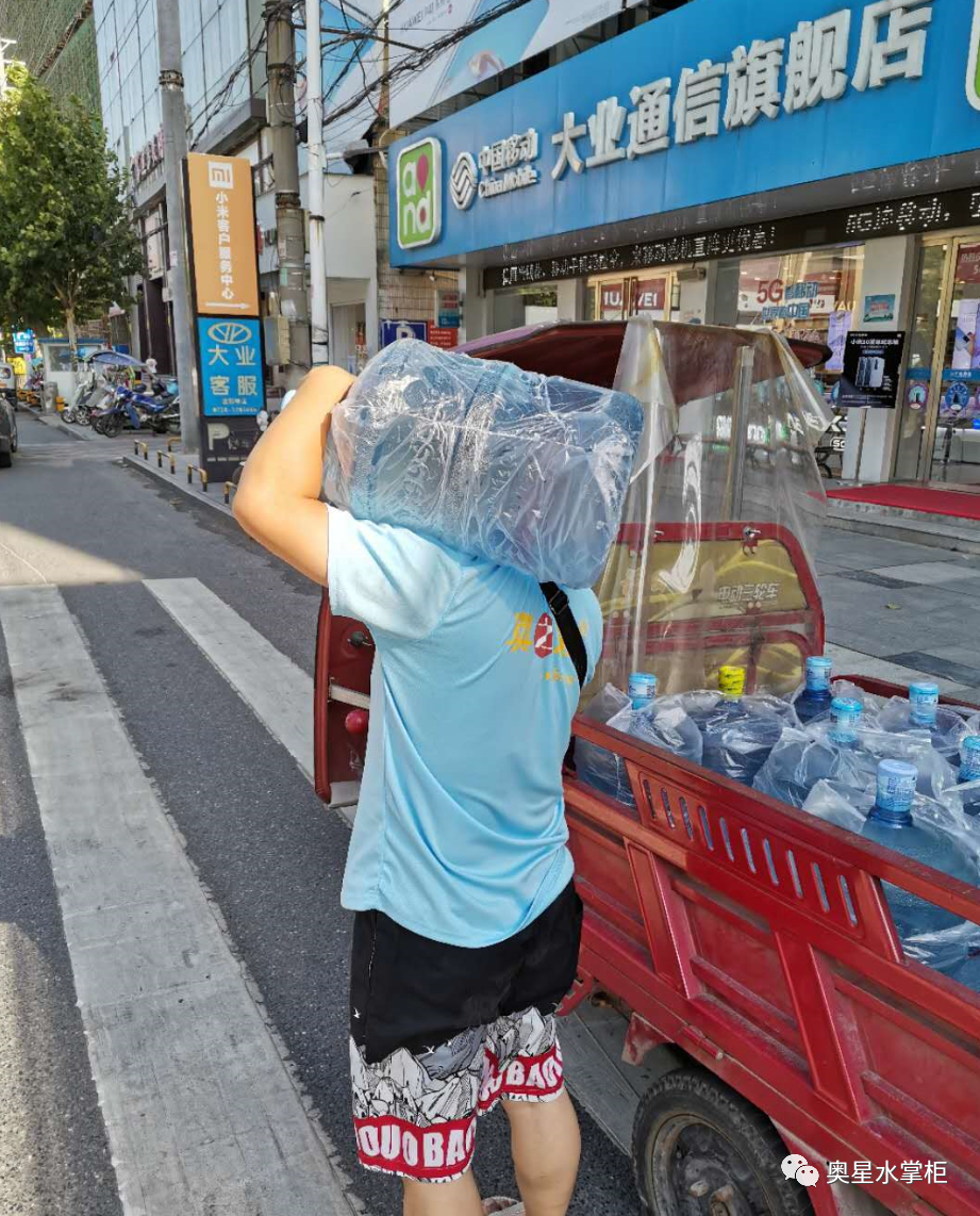 「奋斗在炎夏」用肩膀扛起生活的送水工
