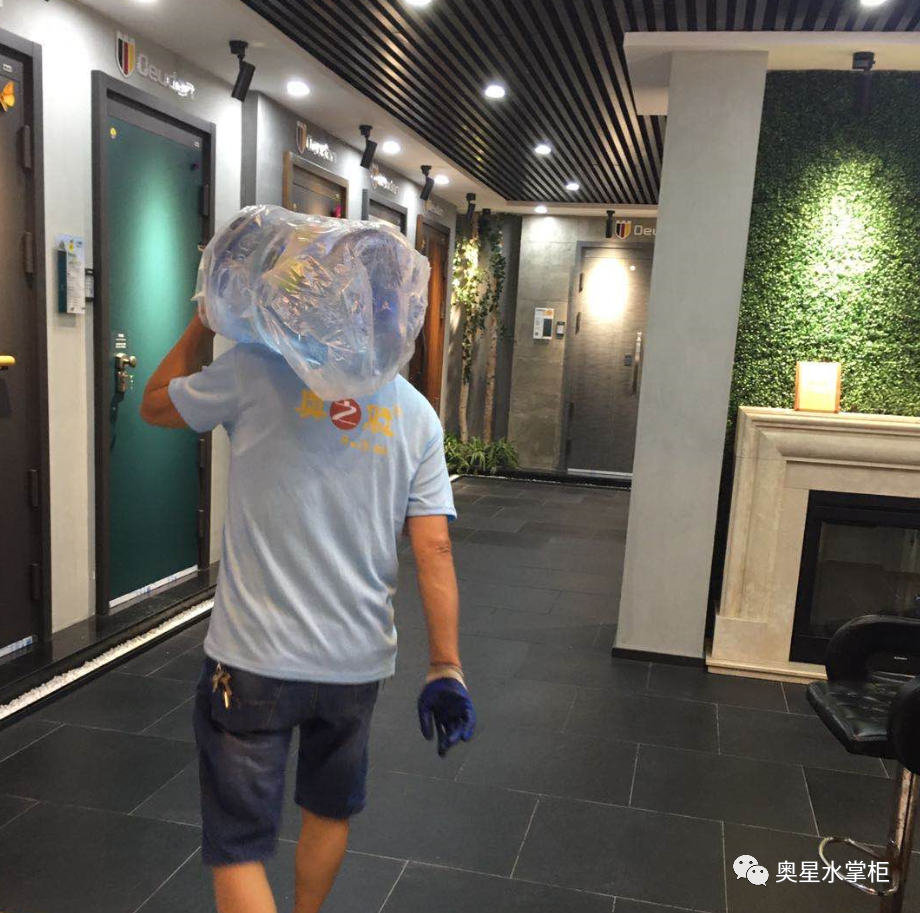 「奋斗在炎夏」用肩膀扛起生活的送水工