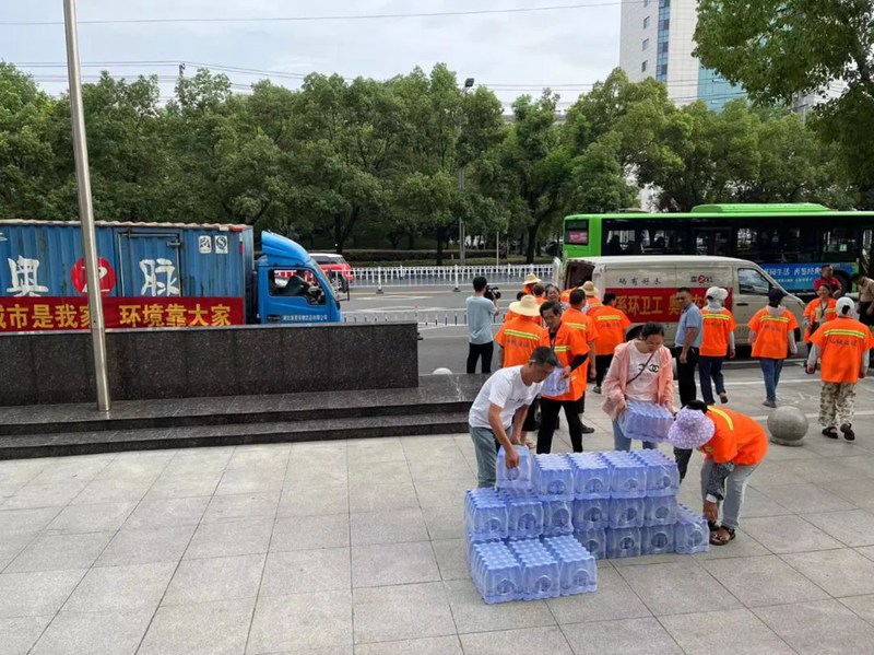 情系环卫工，夏日送清凉