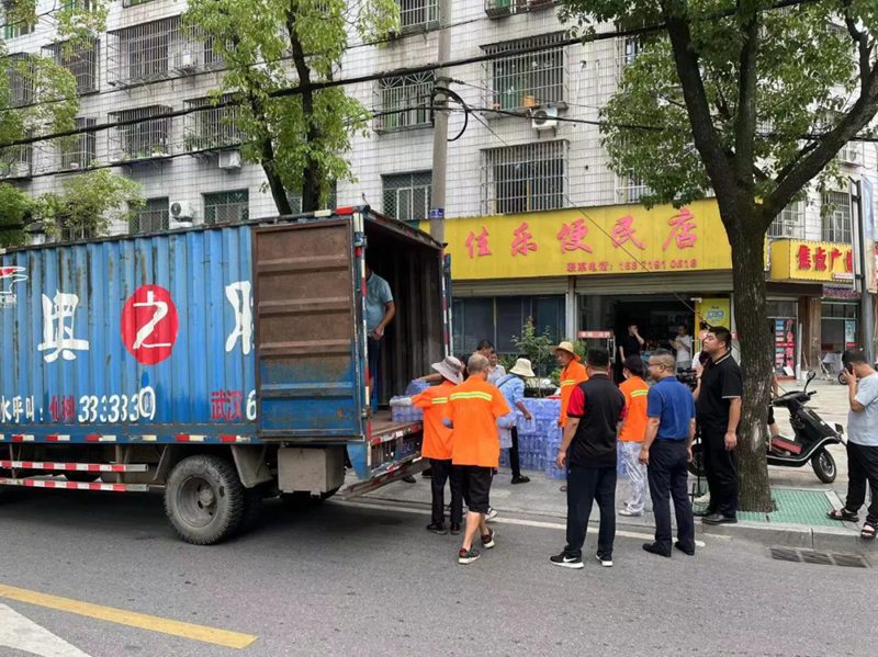 情系环卫工，夏日送清凉